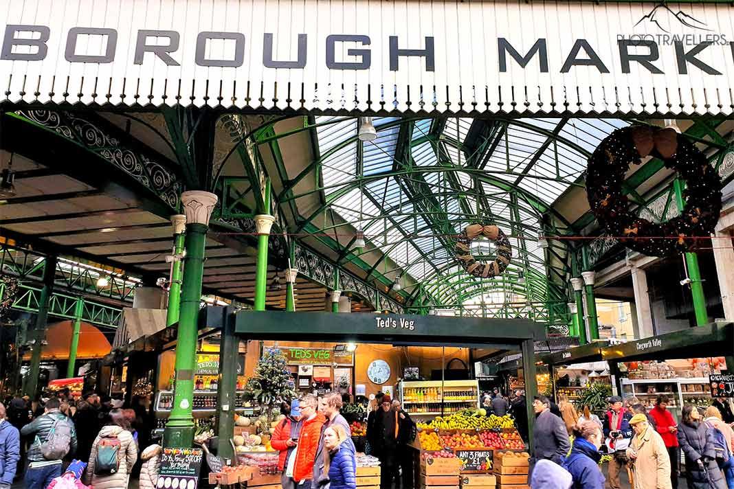 Sous la construction en acier et verre du Borough Market, de nombreux visiteurs se pressent aux stands