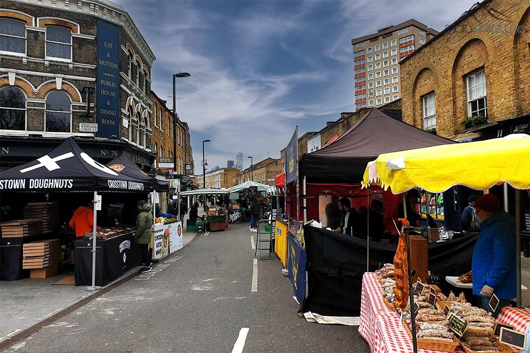 Des stands de nourriture et d'articles de consommation s'alignent le long des Broadway Markets