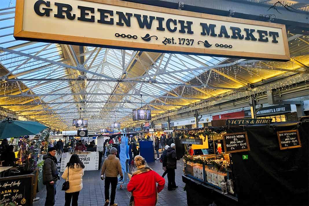 Les visiteurs se promènent sous le plafond en verre du Greenwich Market