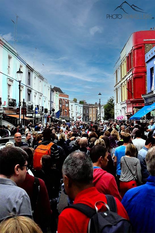 Sur le Portobello Road Market, de nombreuses personnes se pressent entre les stands