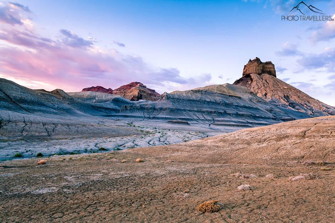 Le Moon Butte, une impressionnante formation rocheuse, à la lumière du soir avec un ciel coloré