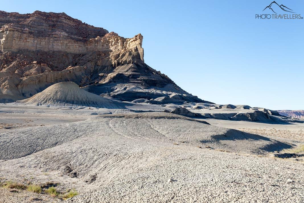 Formations rocheuses escarpées dans les Badlands de l'Utah