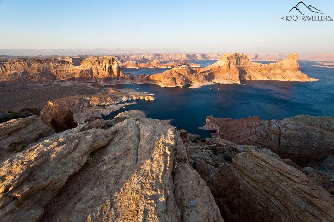 Vue depuis le Alstrom Point sur le Lake Powell au coucher du soleil