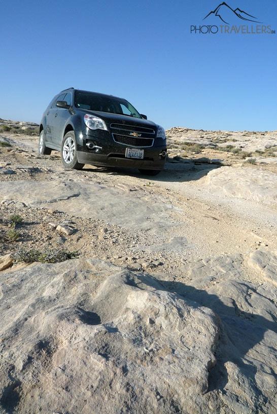Un SUV noir sur des plaques rocheuses