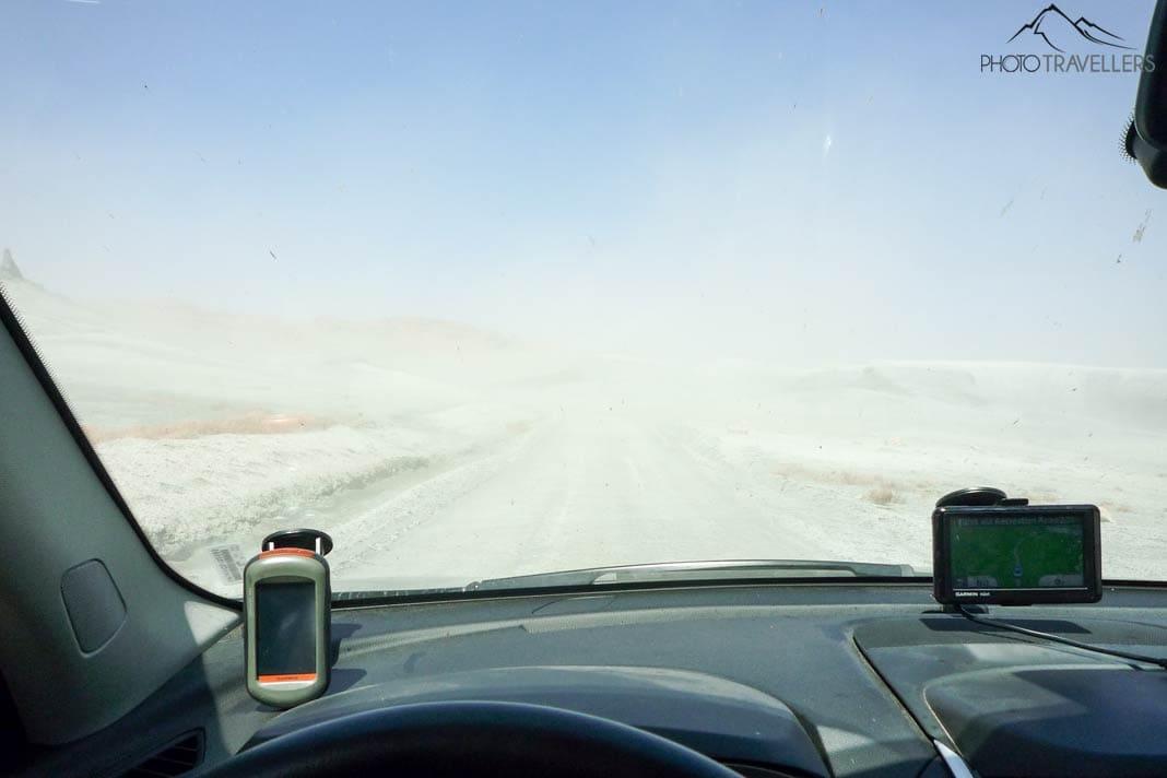 Vue depuis la voiture dans une tempête de sable