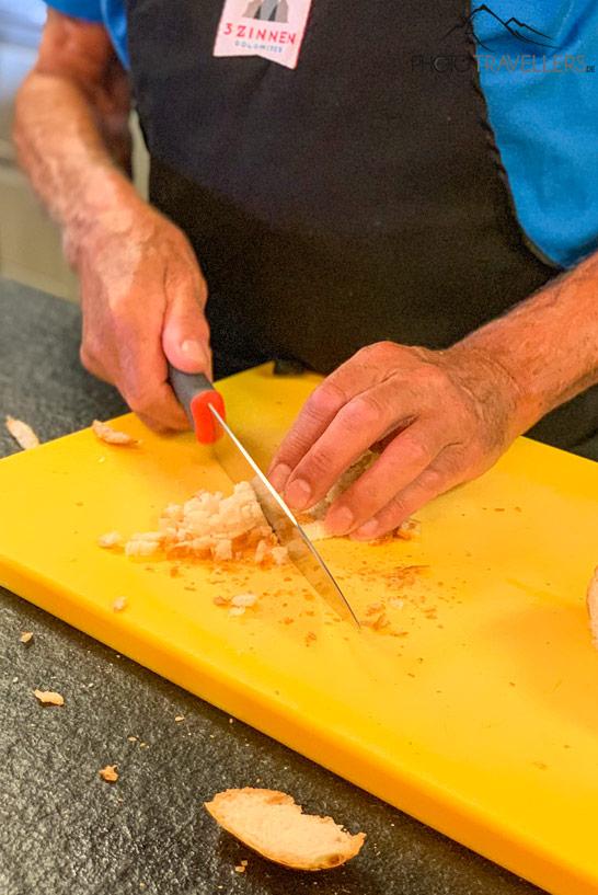 Schorsch découpe méticuleusement le pain