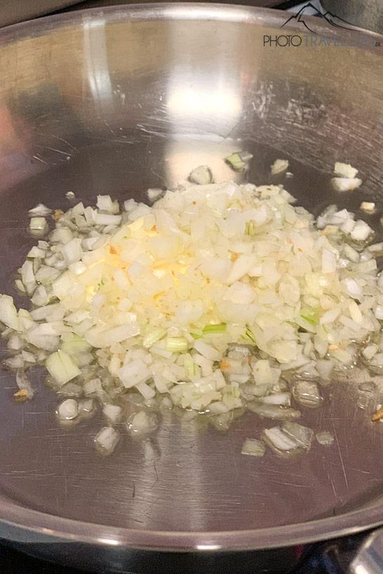 L'oignon juste avant d'être sauté
