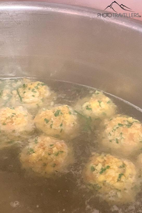 Les knödel dans l'eau bouillante