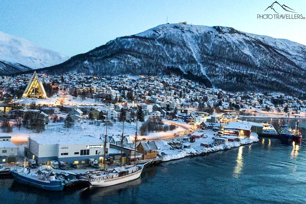 Vue depuis le sommet sur le fjord de Tromsø