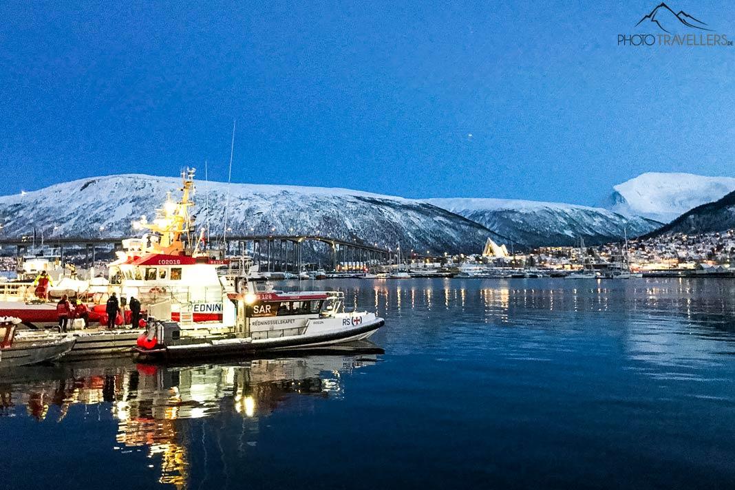 Vue du port de Tromsø la nuit