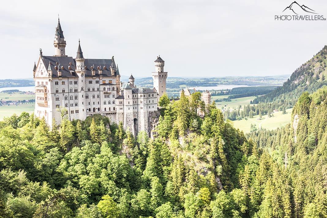 Vue du château de Neuschwanstein depuis le pont Marienbrücke