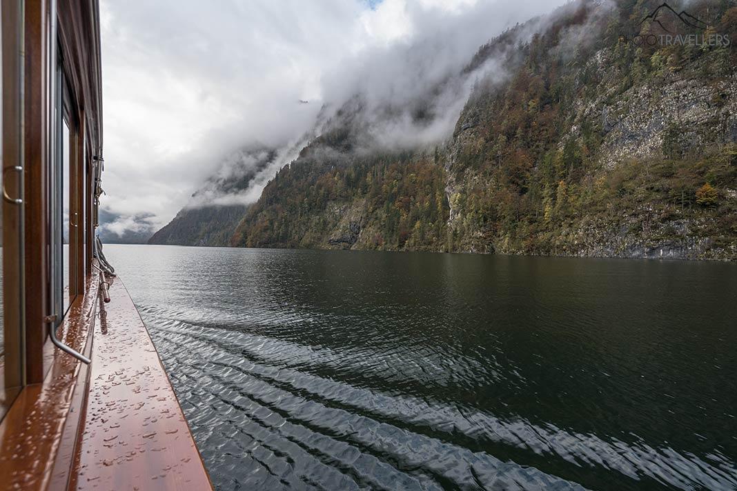 Vue d'un bateau sur le Königssee dans le parc national de Berchtesgaden