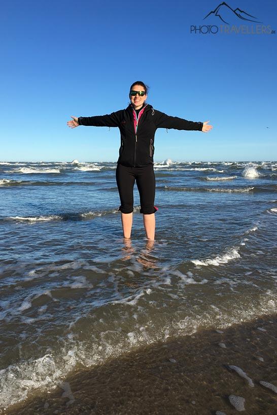 La blogueuse voyage Biggi Bauer se tient à Grenen dans la mer, où la mer du Nord et la mer Baltique se rencontrent