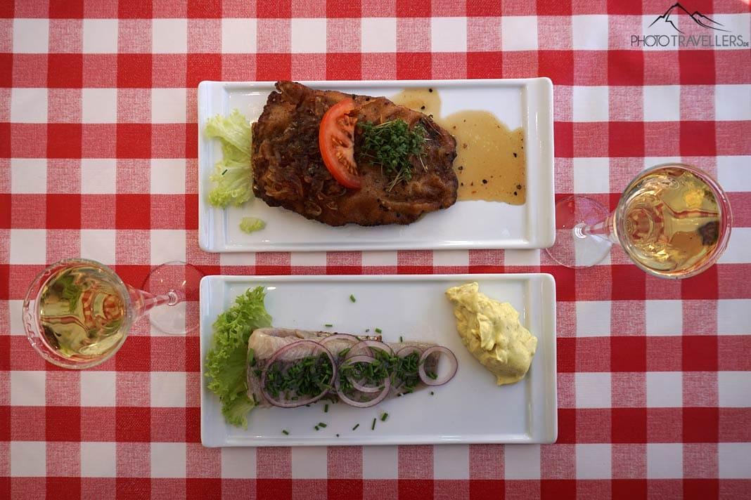 Deux assiettes de Smørrebrød au restaurant 'Dit Smørrebrød' avec deux verres de schnaps