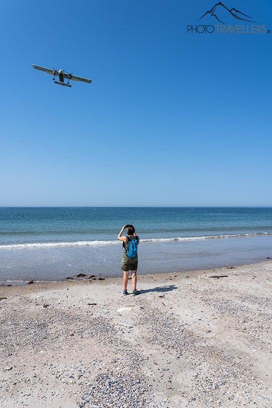 Avião sobre a Duna Helgolândia com Biggi na praia