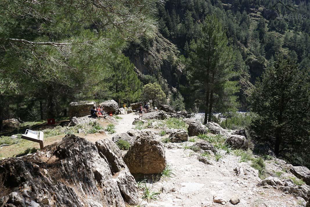 Randonneur sur un espace de repos dans la gorge de Samaria