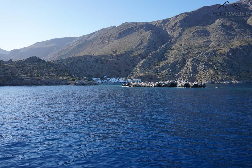 Vue du petit village de Loutro depuis le ferry