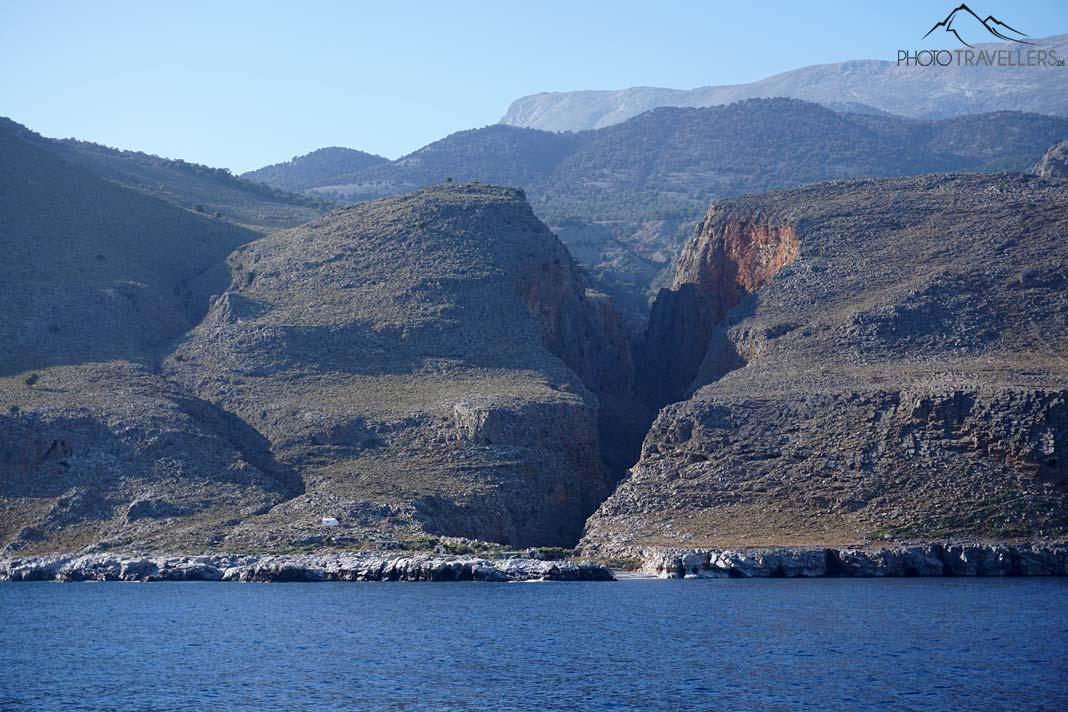 Vue du ferry sur la sortie de la gorge d'Aradena