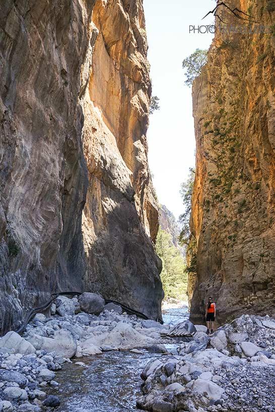 Blogueuse de voyage Biggi Bauer devant les "Portes de fer" dans la gorge de Samaria