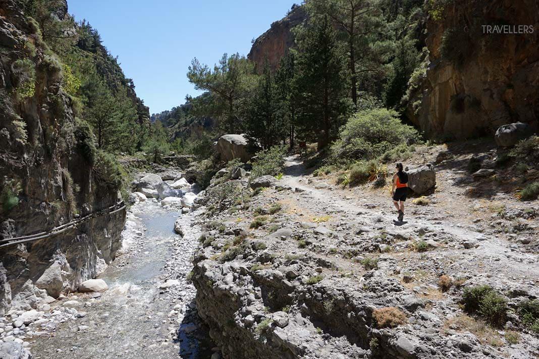 Blogueuse de voyage Biggi Bauer sur un large sentier au bout de la gorge de Samaria