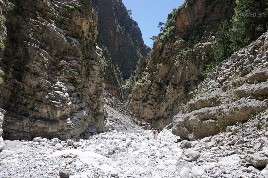 Randonneur dans un passage étroit de la gorge de Samaria