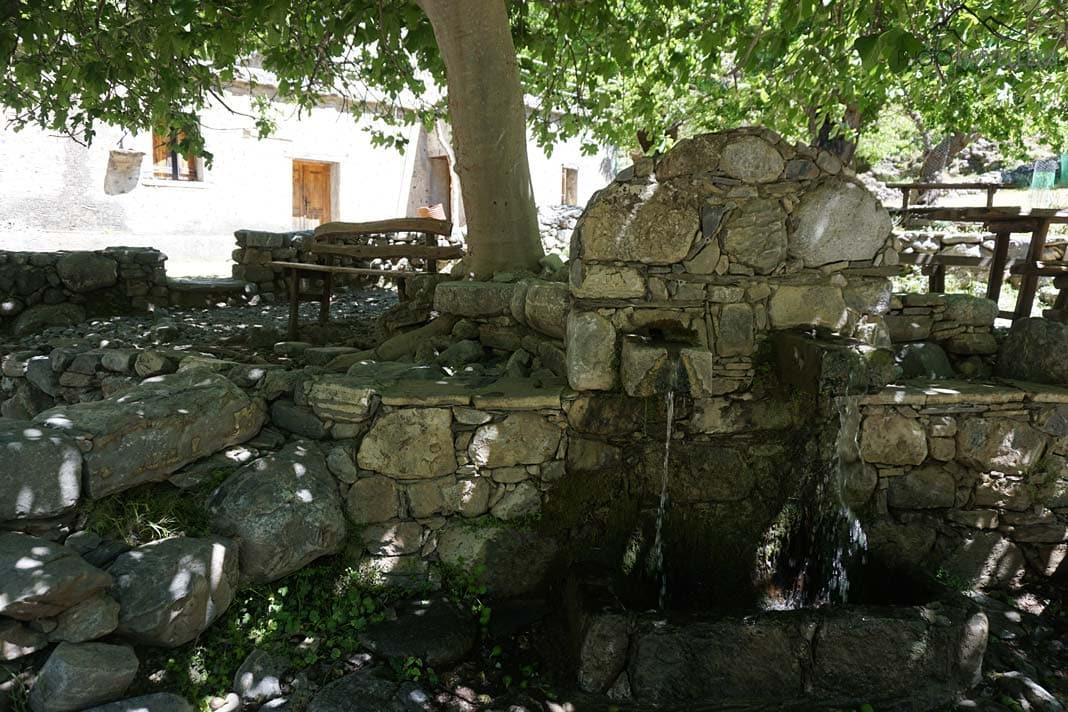 Une fontaine d'eau potable dans la gorge de Samaria