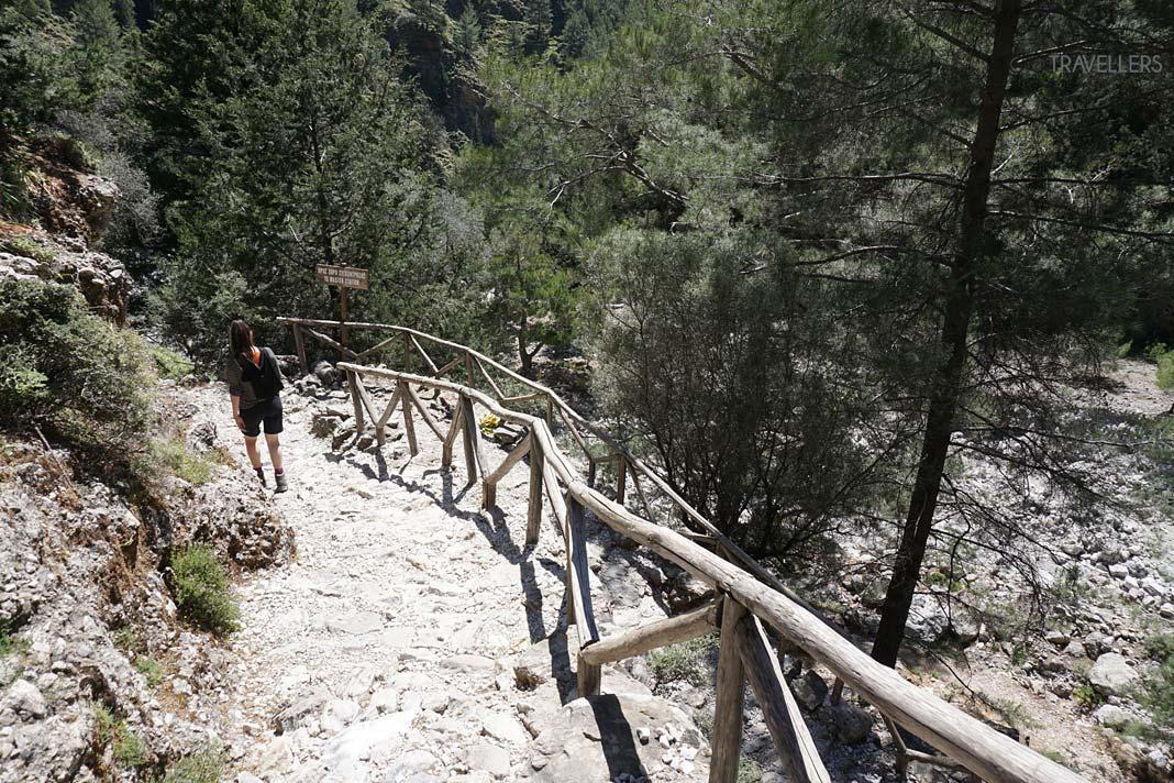 Blogueuse de voyage Biggi Bauer sur un chemin de randonnée sécurisé dans la gorge de Samaria