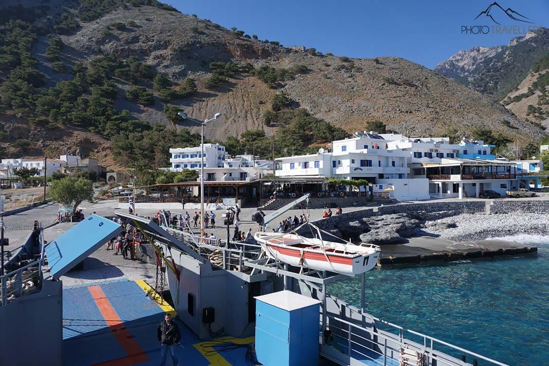 Vue du ferry sur la ville d'Agia Roumeli à la fin de la gorge de Samaria