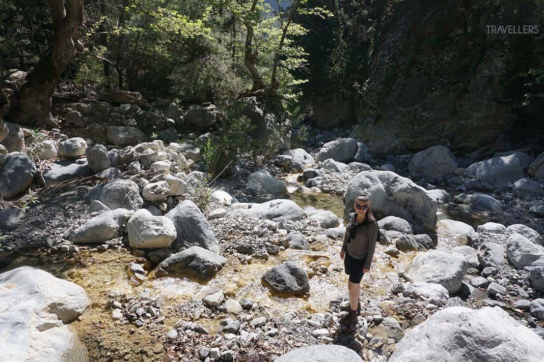 Blogueuse de voyage Biggi Bauer dans le lit du fleuve de la gorge de Samaria
