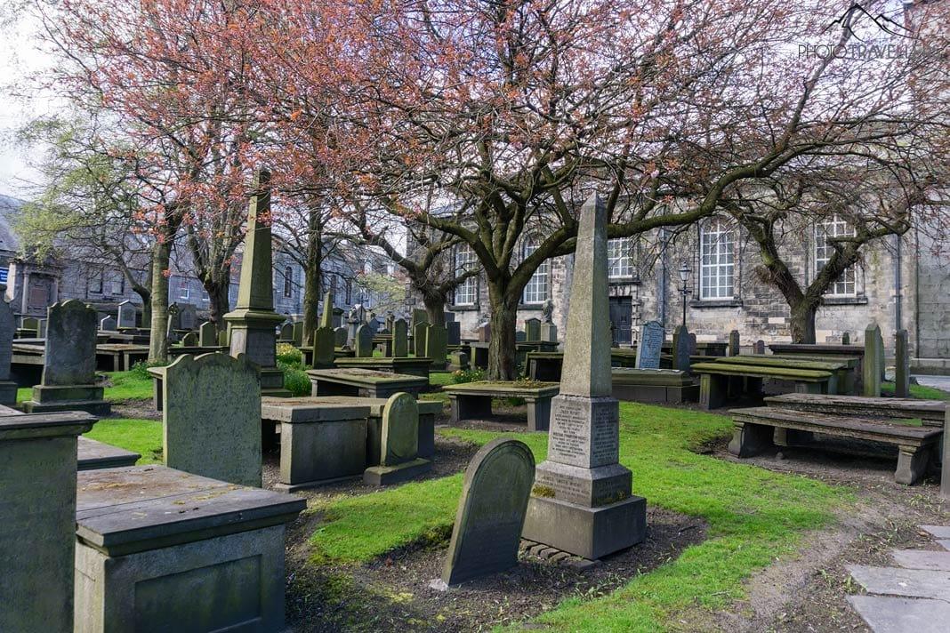 Des pierres tombales dans le cimetière de la Kirk of St Nicholas à Aberdeen