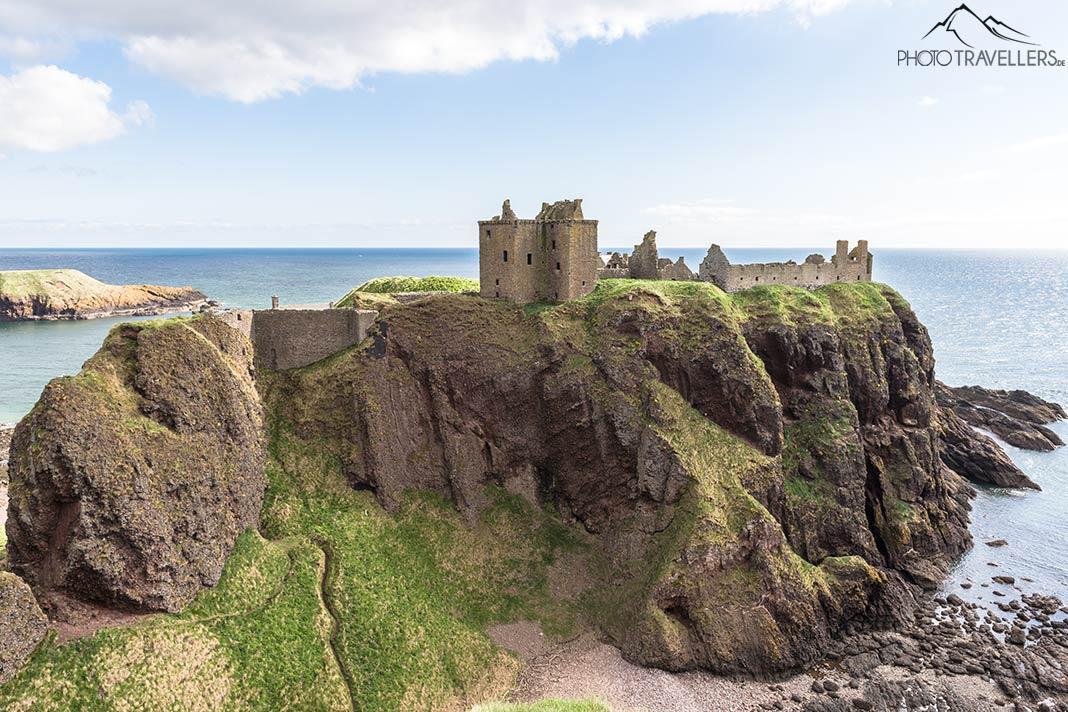 Vue sur le château de Dunnottar, perché sur une falaise surplombant la mer