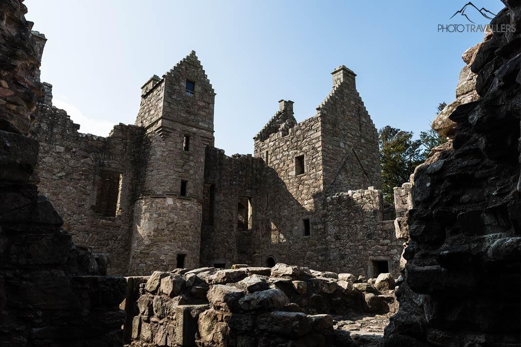 La cour du château de Tolquhon avec deux tours