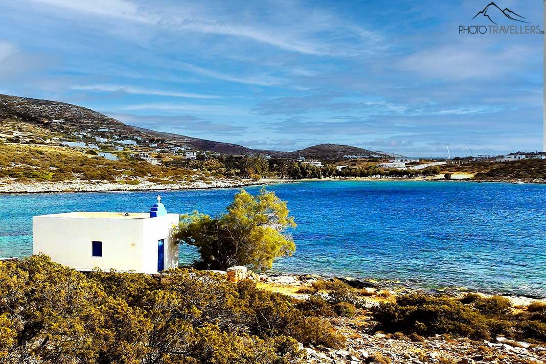 La blanca capilla de Agia Irini forma un hermoso contraste con el verde en la bahía del mismo nombre