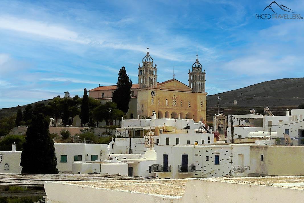 La gran iglesia de la Trinidad se alza sobre las casas de Lefkes