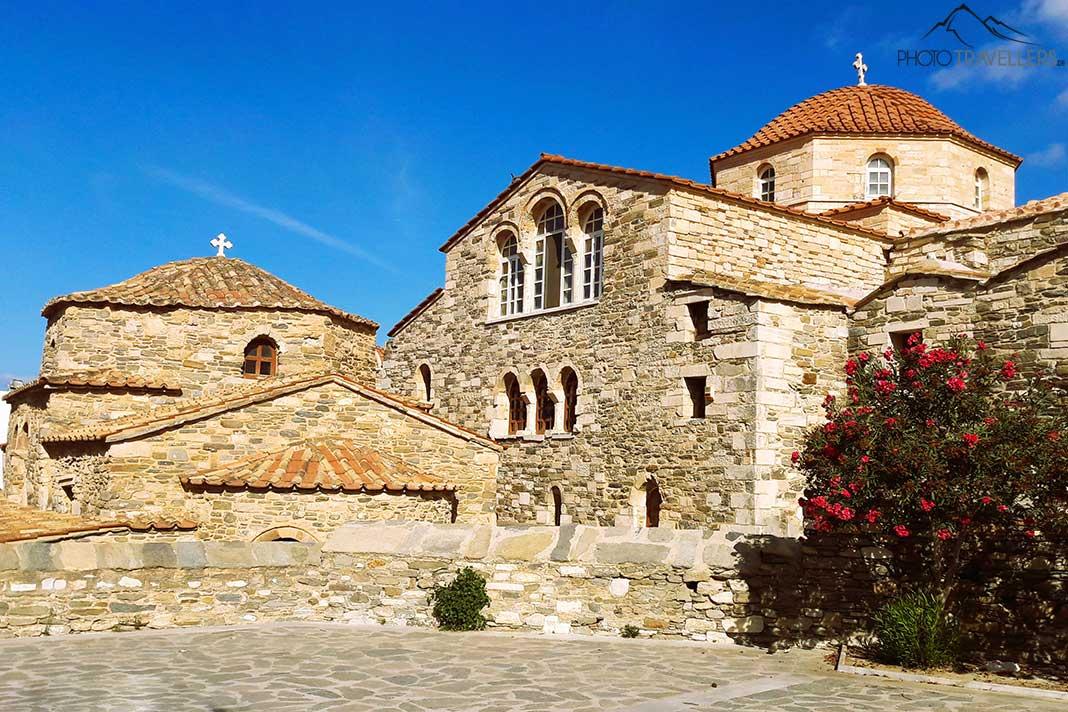 La famosa iglesia de peregrinación Ekatontapiliani se compone de estructuras entrelazadas de roca antigua