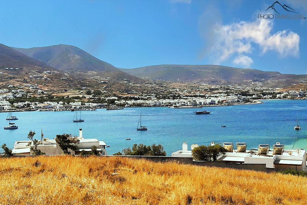 La bahía azul con el puerto de Parikia y dos montañas al fondo