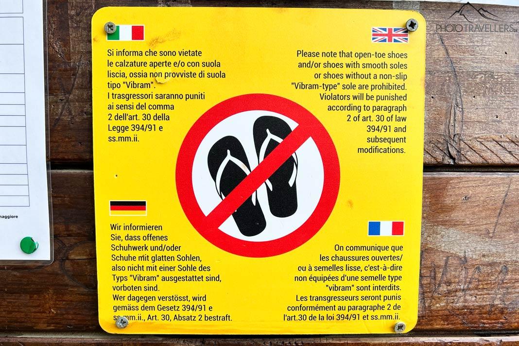 A sign on the Sentiero Azzurro indicating to wear hiking shoes