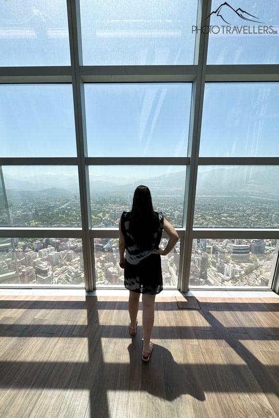 A blogueira de viagens Biggi Bauer olha de cima da Sky Costanera para Santiago