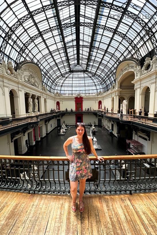 A blogueira de viagens Biggi Bauer no Museo Nacional de Bellas Artes em Santiago do Chile