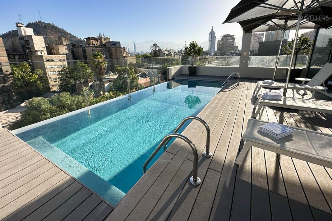 A piscina na cobertura do Hotel Cumbres Lastarria