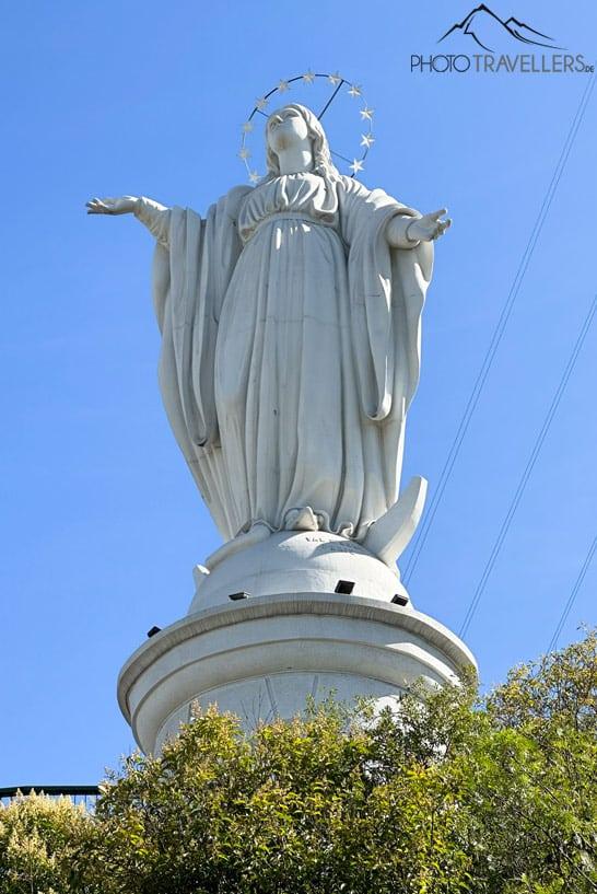 A estátua de Maria no Cerro San Cristobal em Santiago do Chile