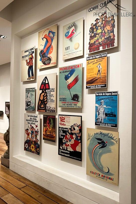 Pôsteres antigos em uma exposição no Museo Historico Nacional em Santiago do Chile
