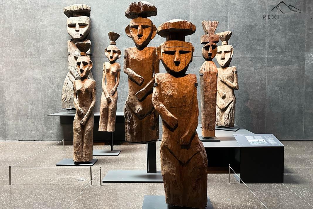 Estatuetas de madeira no Museo Chileno de Arte Precolombino em Santiago do Chile