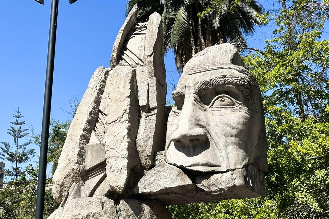 A escultura Al Pueblo Indígena na Plaza de Armas