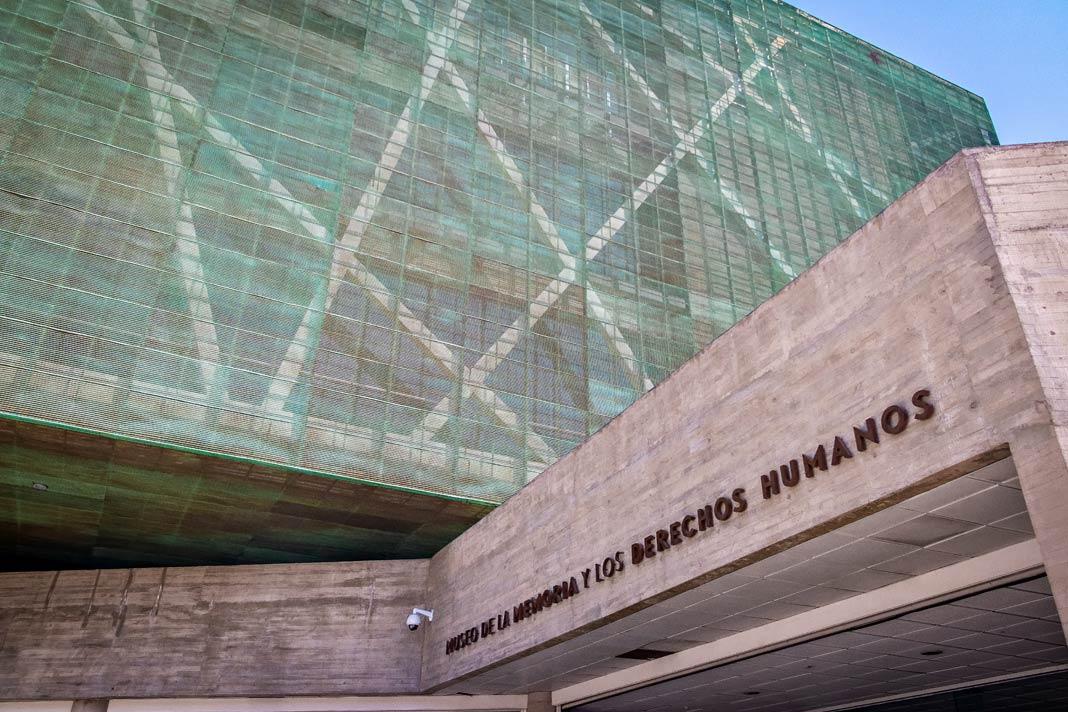 A moderna fachada do Museo de la Memoria y los Derechos Humanos em Santiago do Chile
