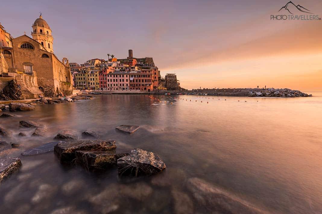 O porto de Vernazza ao pôr do sol