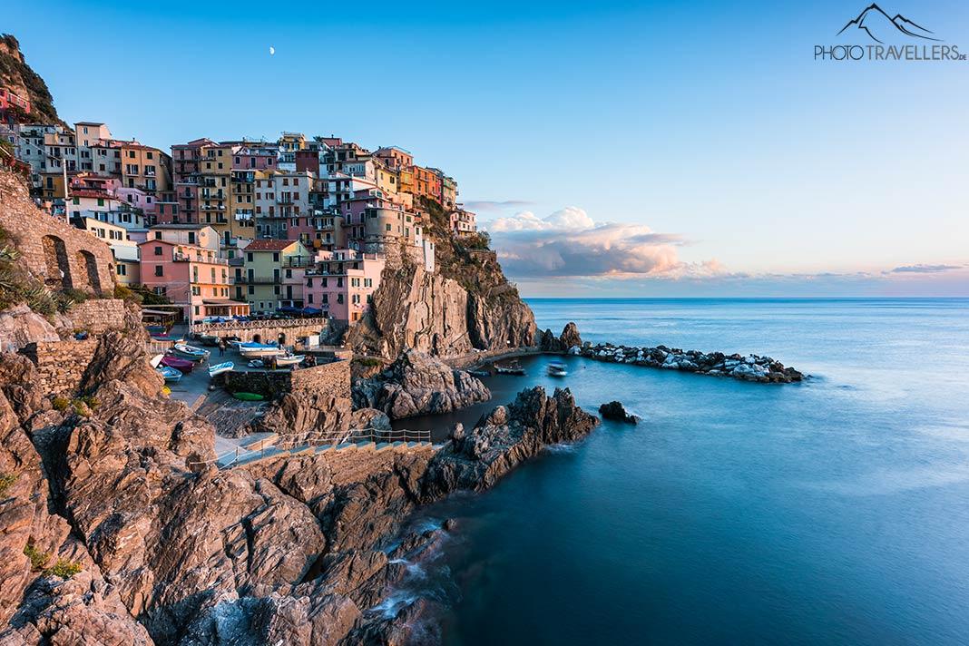 A vista do porto com as casas coloridas de Manarola