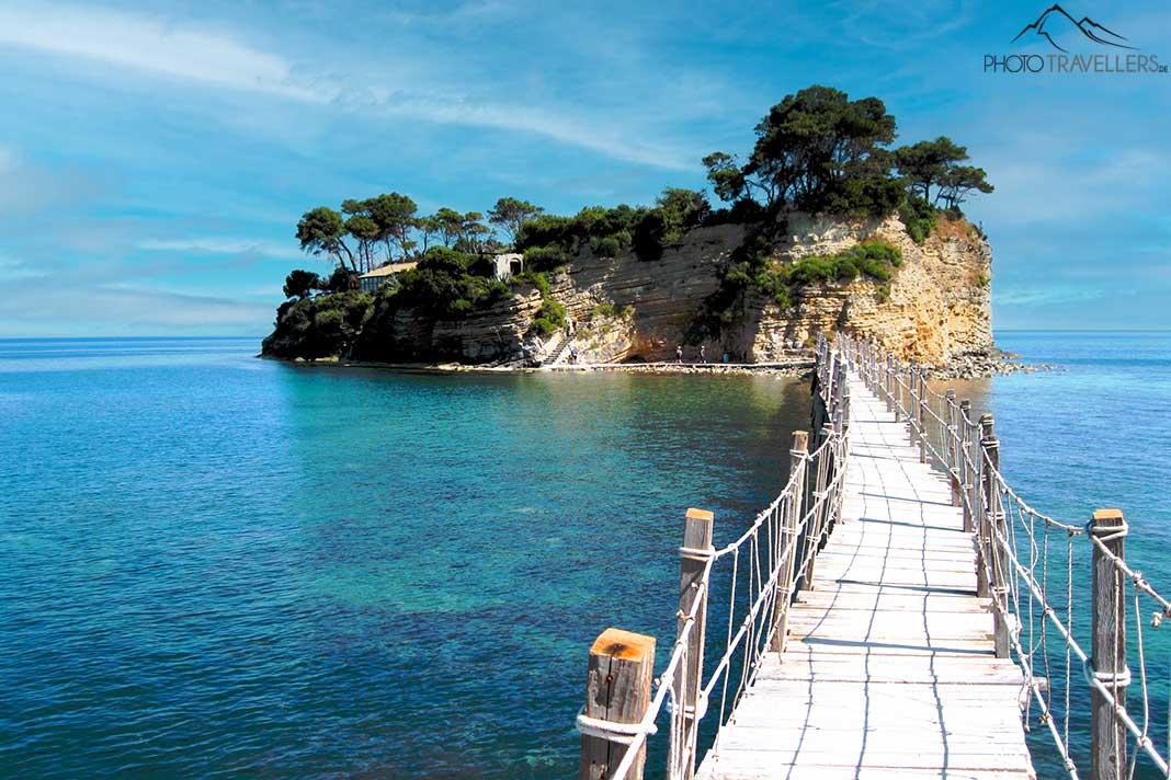 Un sentier en bois mène à l'île boisée de Cameo Island