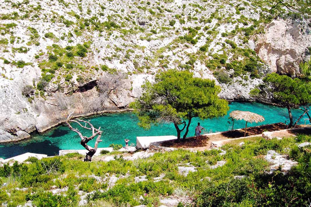 Un étroit fjord émeraude s'est enfoncé profondément dans la crique de Porto Limnionas