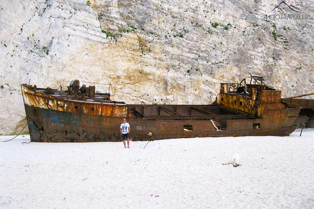 L'épave rouillée se trouve devant les falaises de calcaire de la plage de Navagio